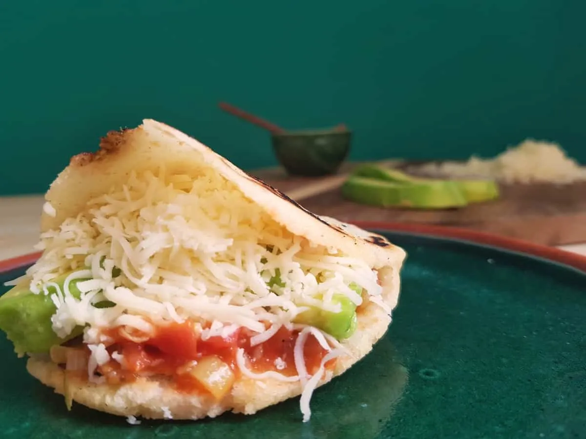 Arepa con Huevo Frito, Hogao y Aguacate