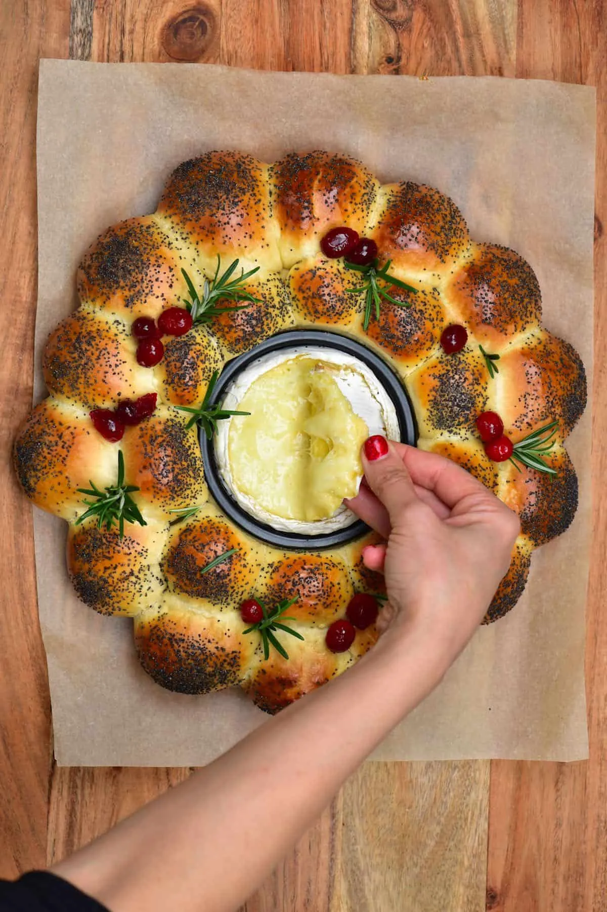 Baked Camembert and Bread Wreath