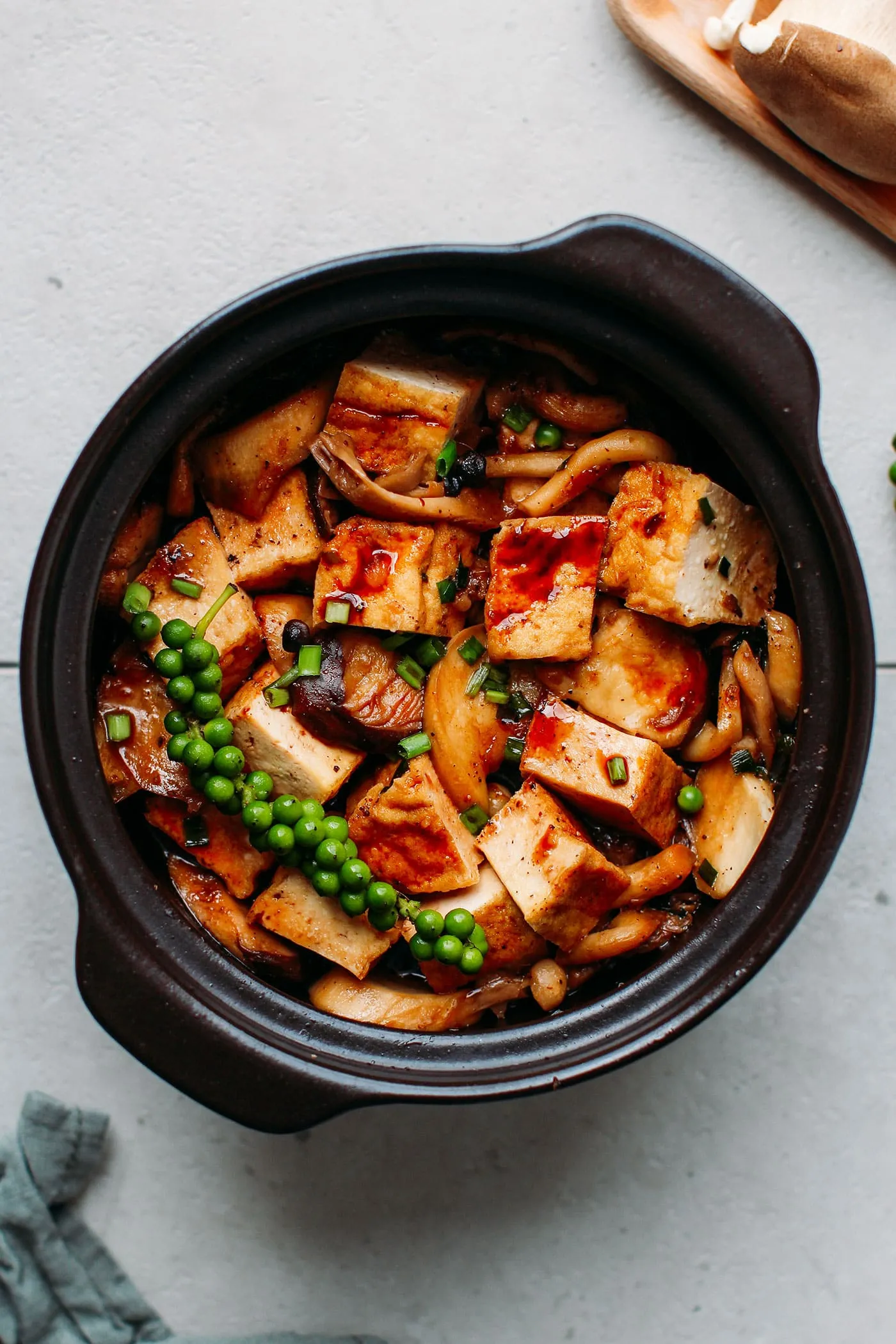 Braised Tofu Mushrooms in Clay Pot