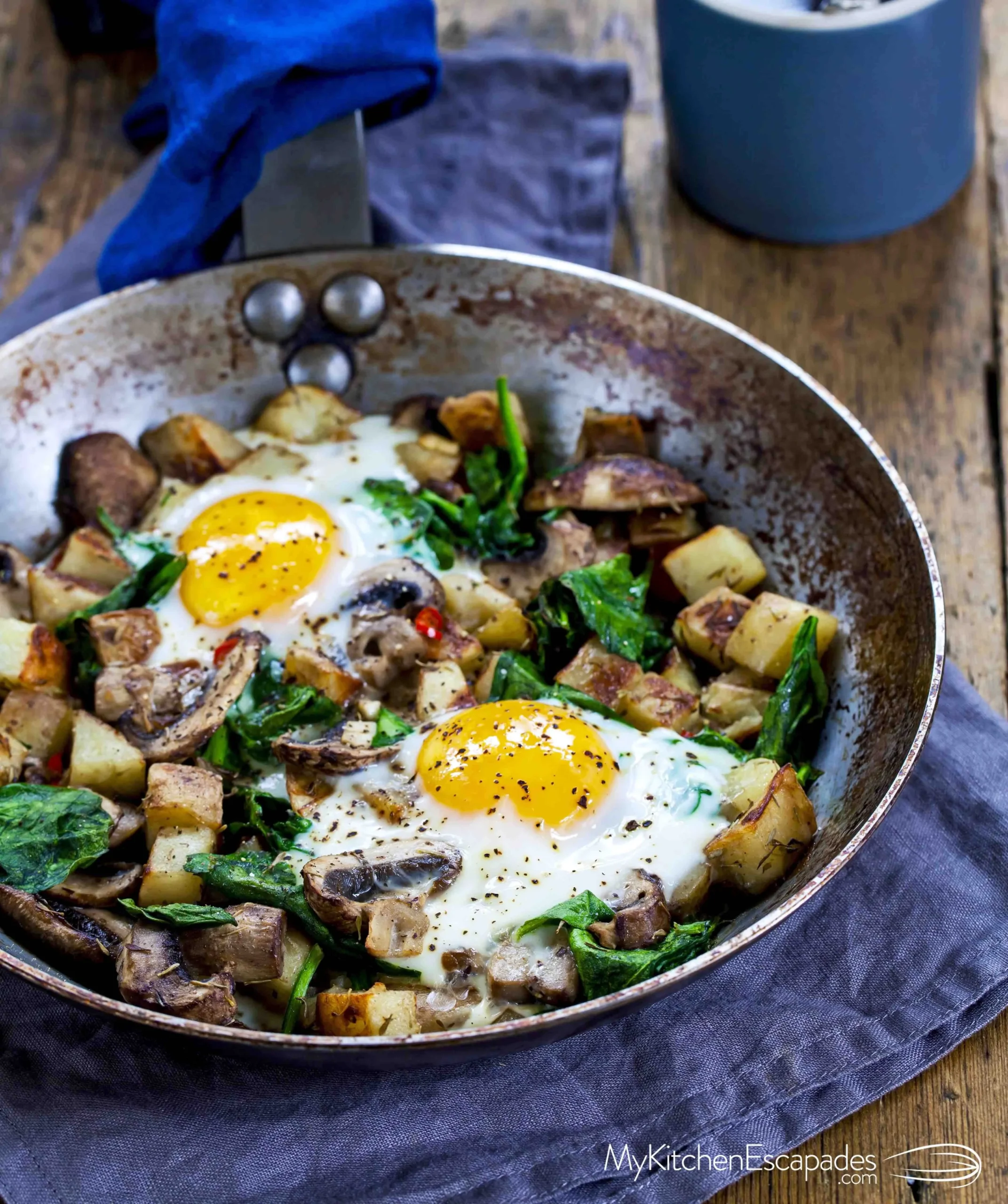 Breakfast Skillet Baked Eggs with Spinach and Mushrooms