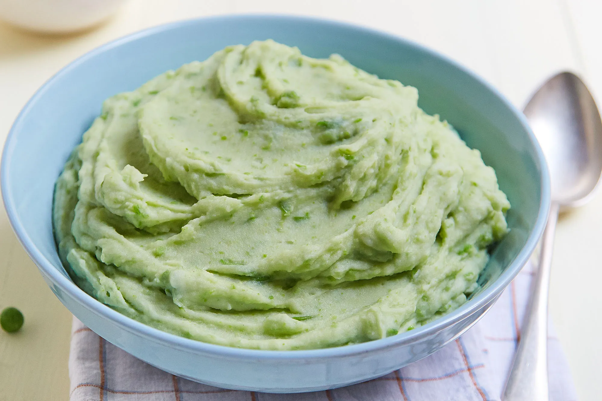 Calamares al estilo asiatico con papas rosti y pure de arvejas