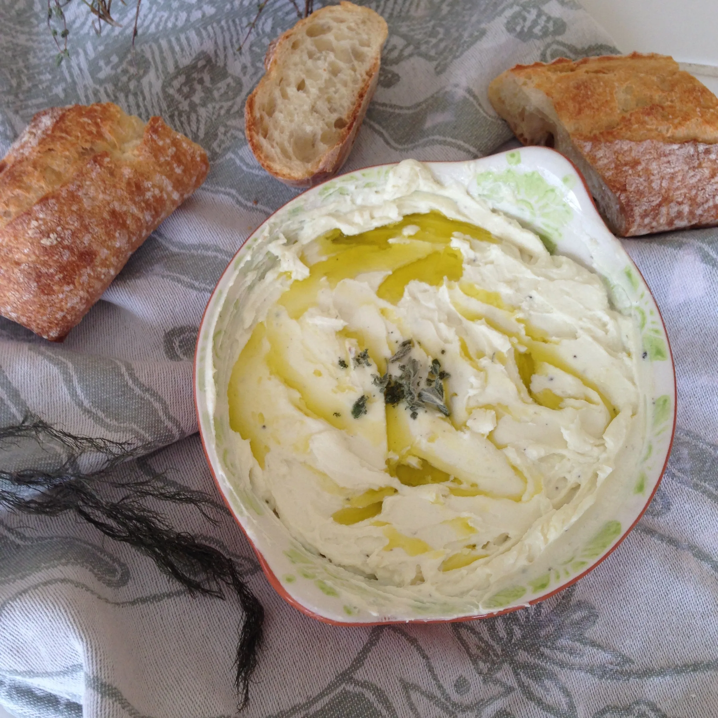 Creamy Goat Cheese and Garlic Spread