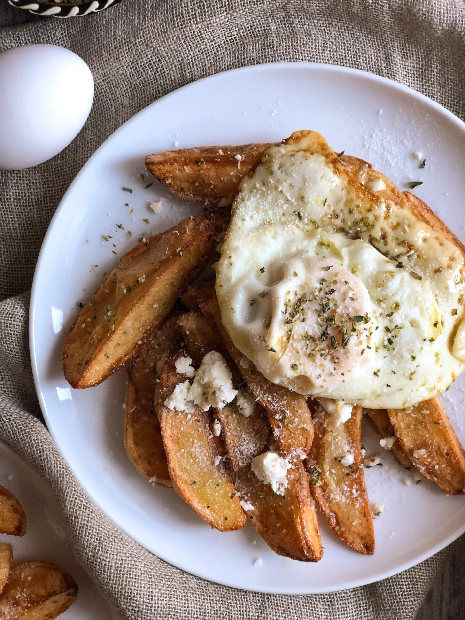 Fried Potatoes and Egg τηγανητές πατάτες με αυγό μάτι