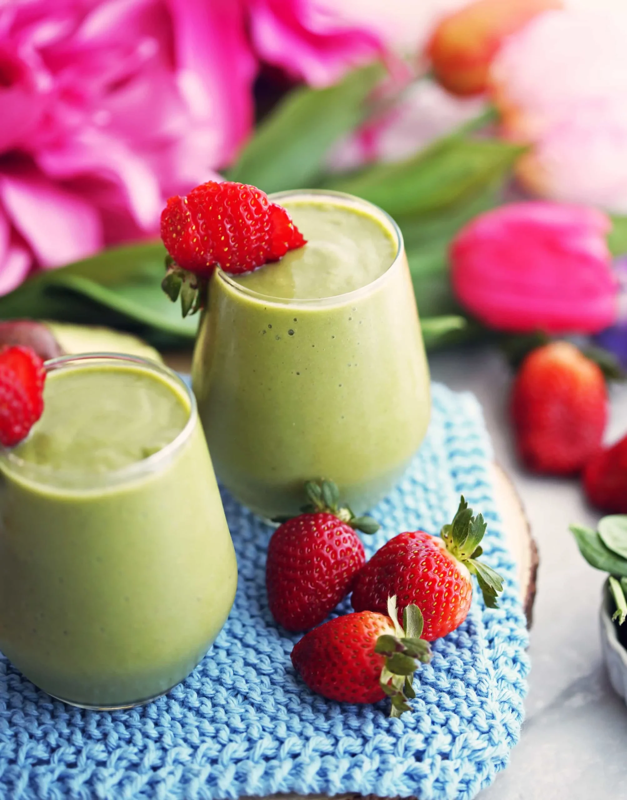 Healthy Avocado Spinach and Strawberry Smoothie