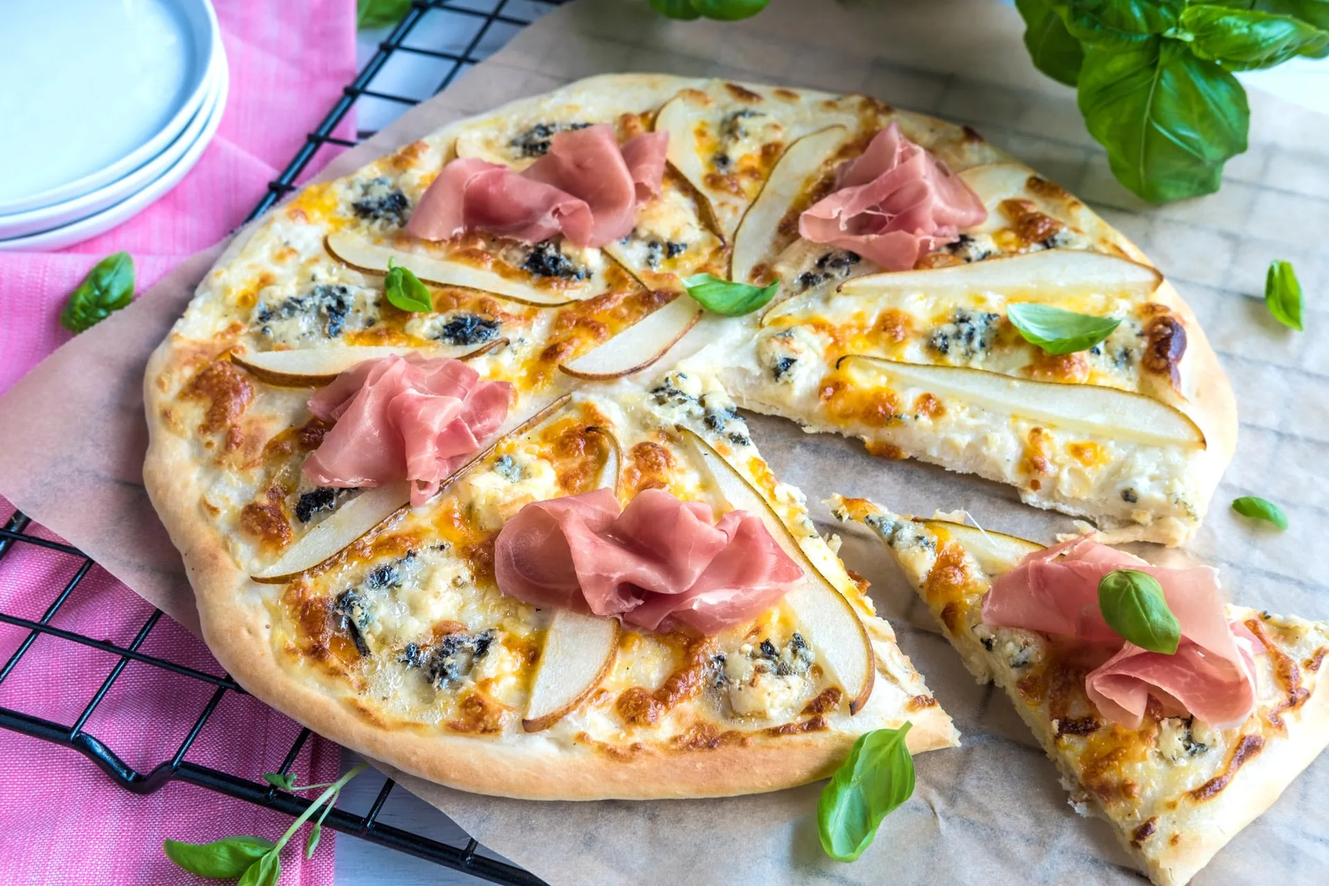 Hvit Pizza med Spekeskinke og Pesto