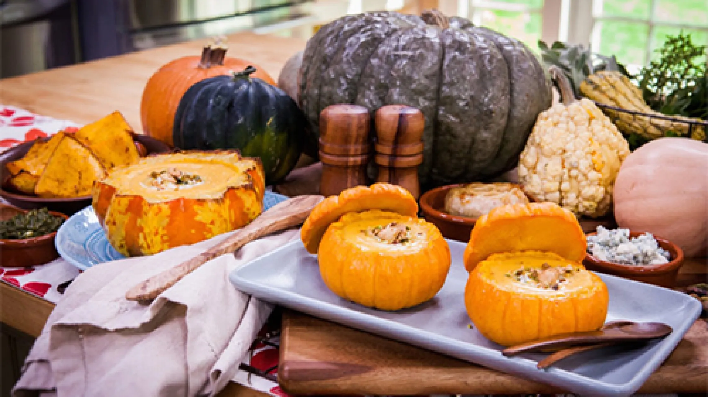 Roasted Garlic Sage Pesto Pumpkin Soup with Spicy Fried Pumpkin Seeds