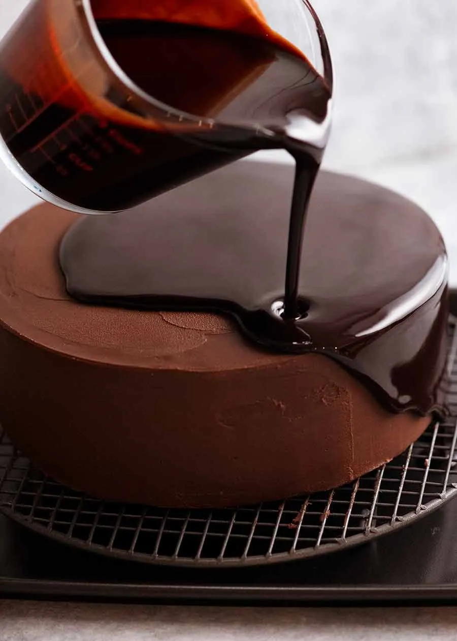 Smooth Frosting or Ganache Finish on Cakes