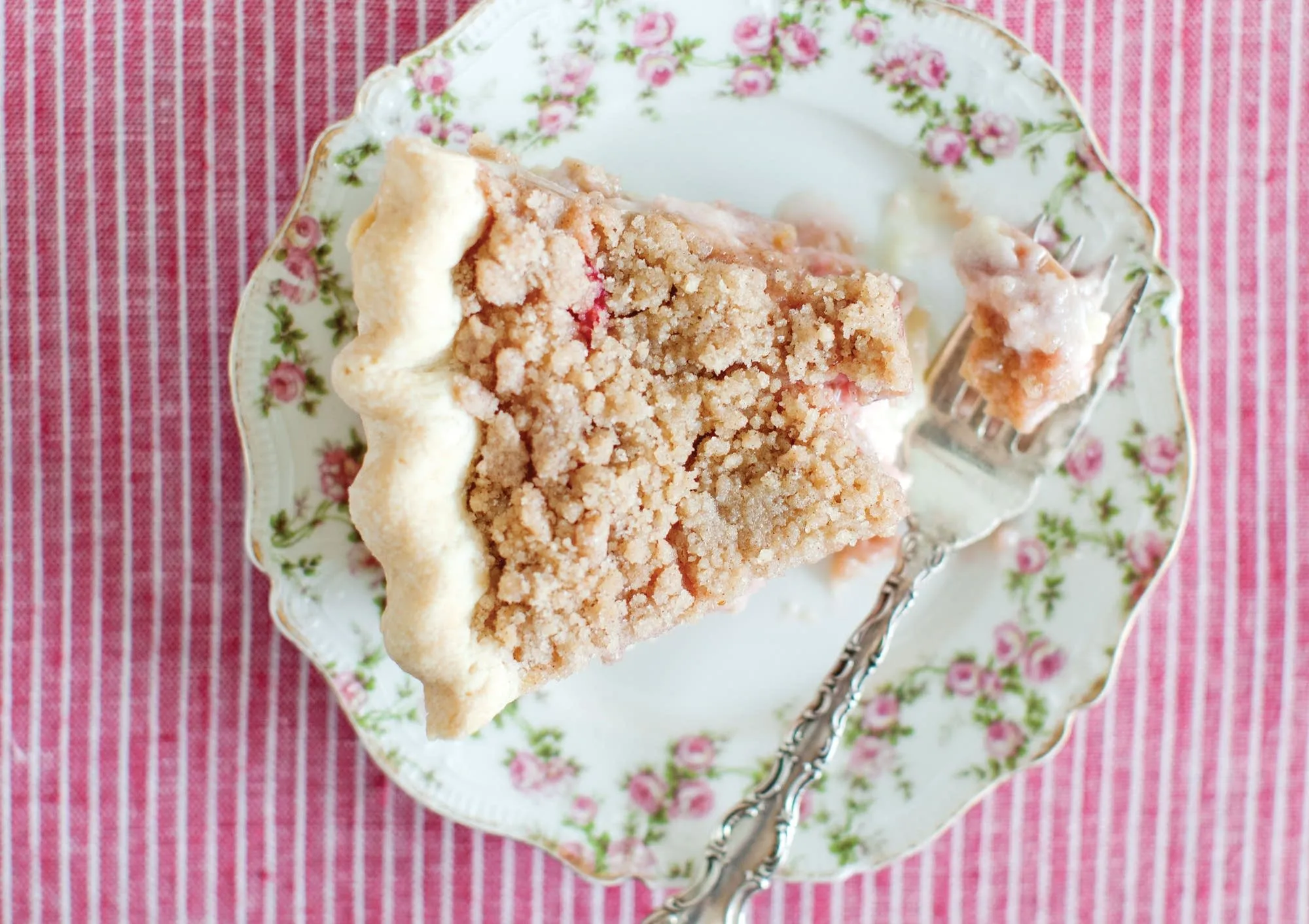 Sour Cream Rhubarb Crumb Pie