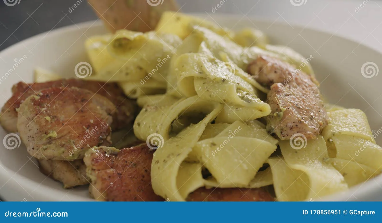 Tricolore Tagliatelle Pollo Pesto