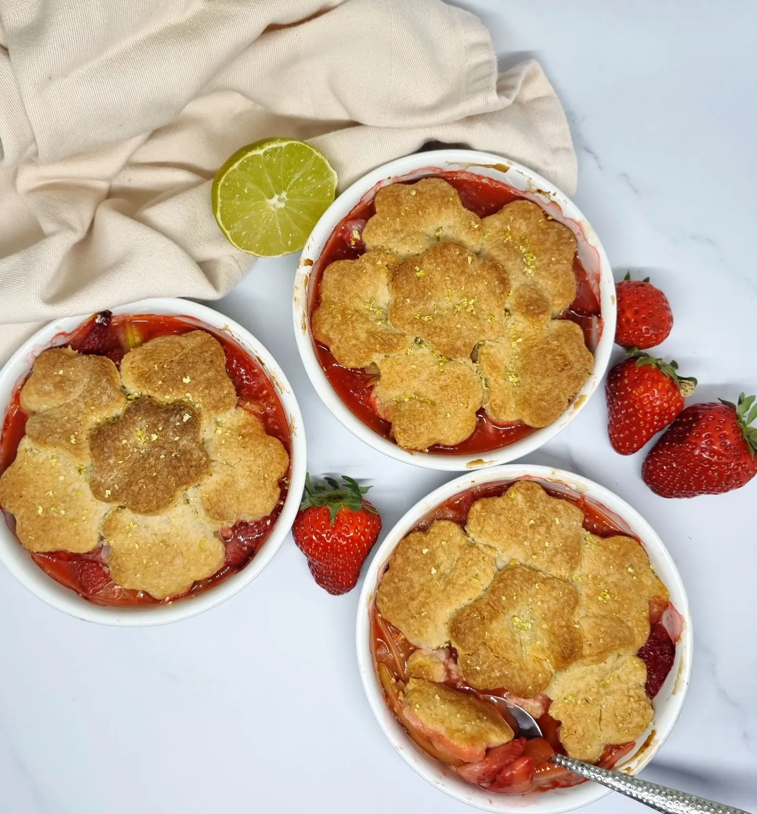 cobbler pommes fraises rhubarbe